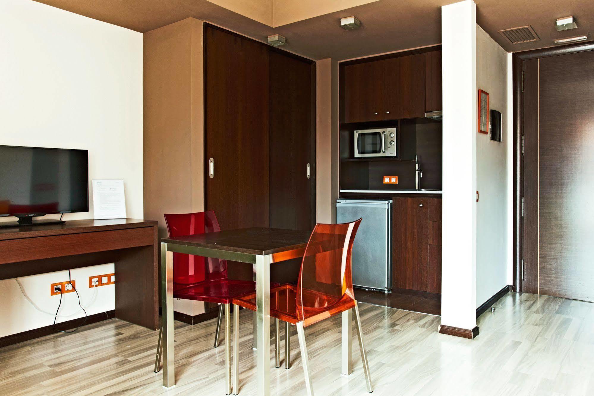 Ginosi Basics Centric Apartel Castelldefels Extérieur photo