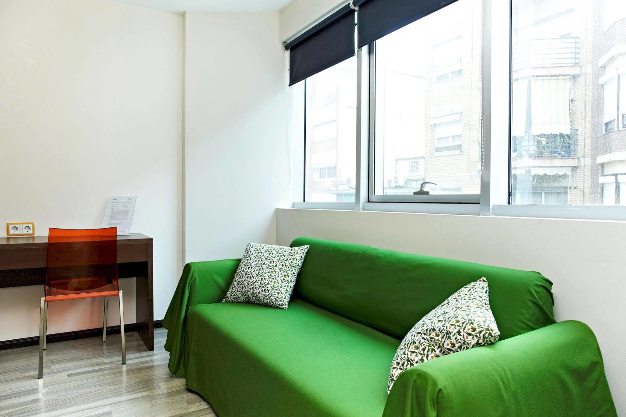 Ginosi Basics Centric Apartel Castelldefels Extérieur photo