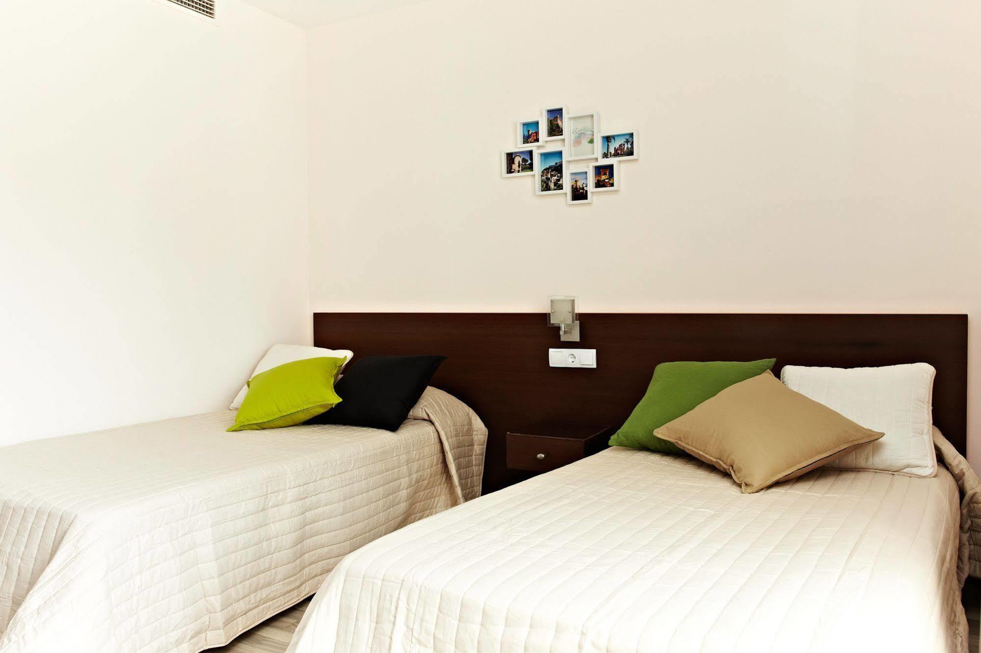 Ginosi Basics Centric Apartel Castelldefels Extérieur photo