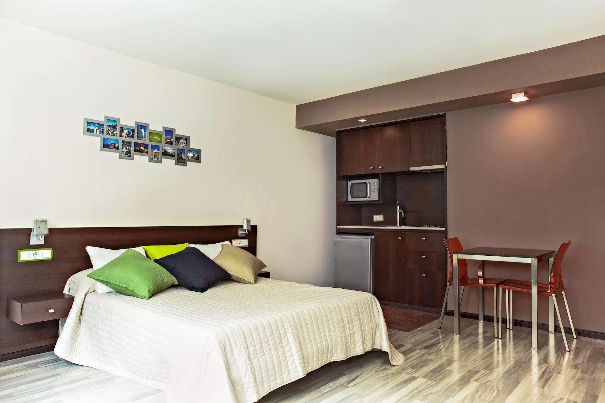 Ginosi Basics Centric Apartel Castelldefels Extérieur photo