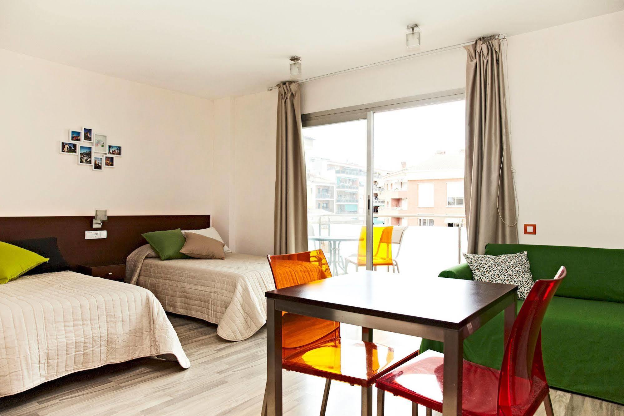 Ginosi Basics Centric Apartel Castelldefels Extérieur photo