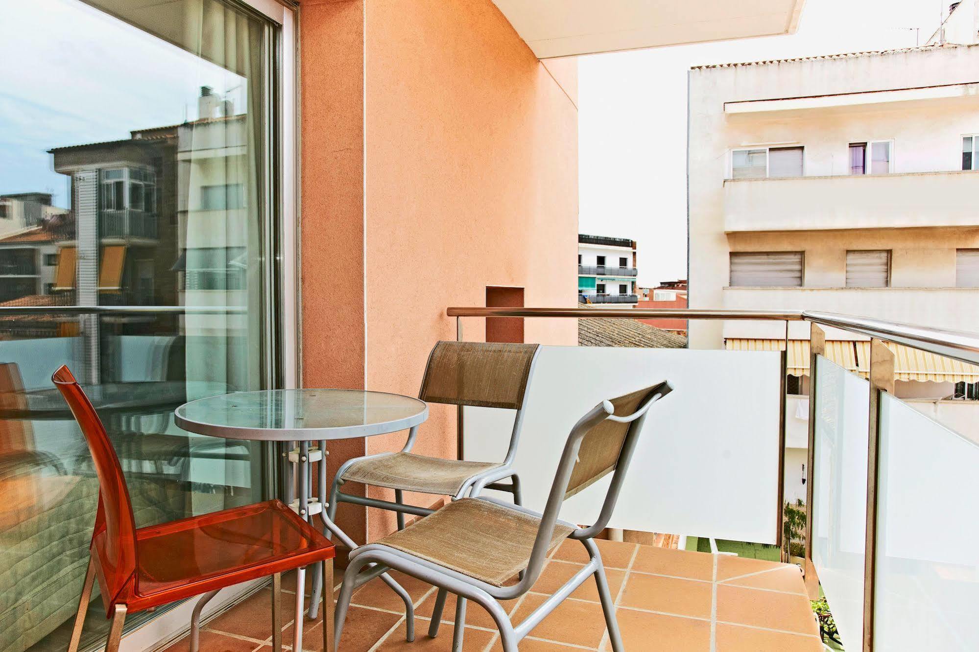 Ginosi Basics Centric Apartel Castelldefels Extérieur photo